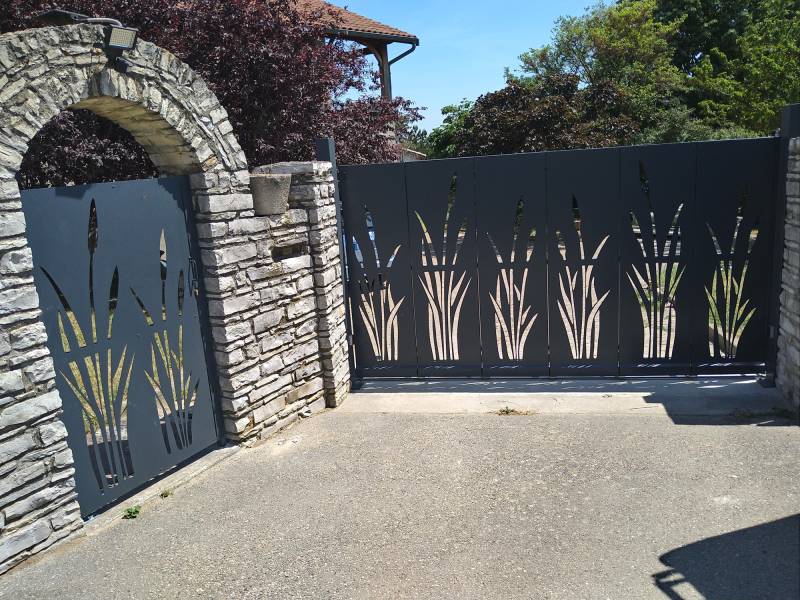 Installation de portail coulissant sectionnel avec portillon angle motif laser et visiophone à Saint-Genis-Laval près de Lyon