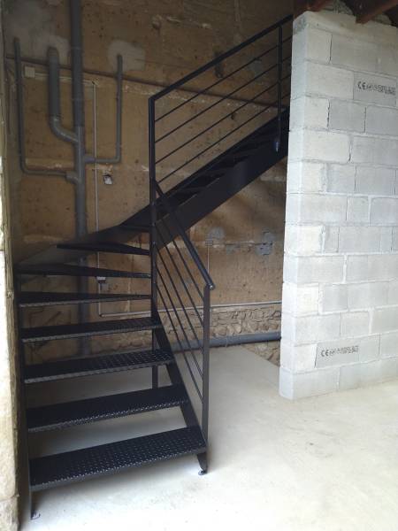 Création d'un escalier avec passerelle et rampe full acier à Communay proche de Givors