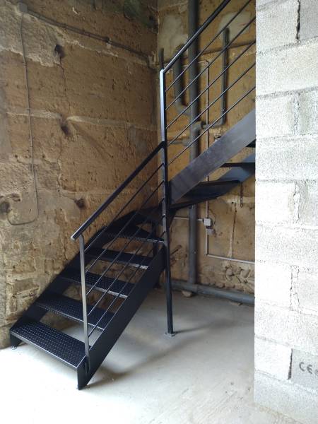 Création d'un escalier avec passerelle et rampe full acier à Communay proche de Givors