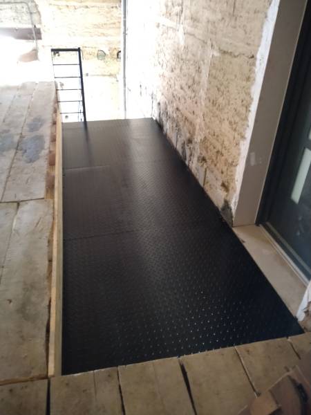Création d'un escalier avec passerelle et rampe full acier à Communay proche de Givors
