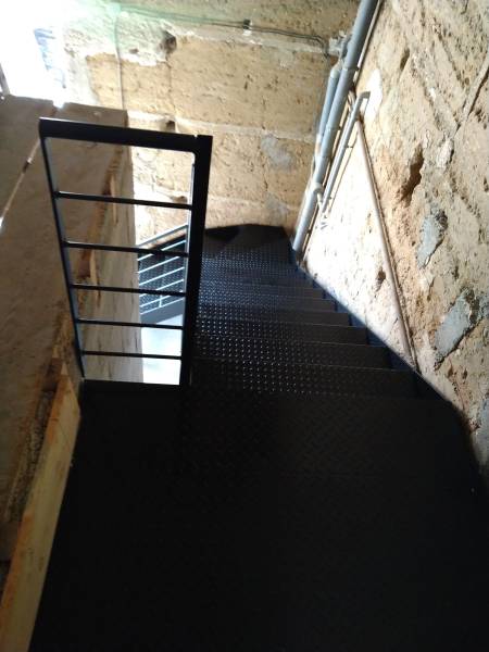 Création d'un escalier avec passerelle et rampe full acier à Communay proche de Givors