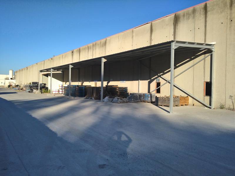 avancée de toit pour entrepôt professionnel 