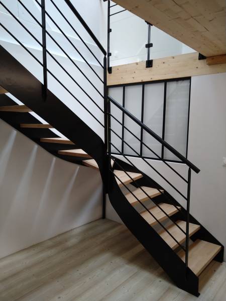 Conception d'un escalier en acier et bois avec garde corps en verre à Oullins près de Lyon