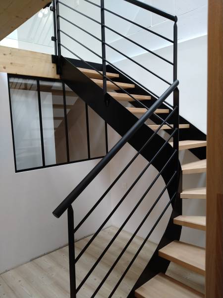 Conception d'un escalier en acier et bois avec garde corps en verre à Oullins près de Lyon