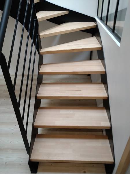 Conception d'un escalier en acier et bois avec garde corps en verre à Oullins près de Lyon