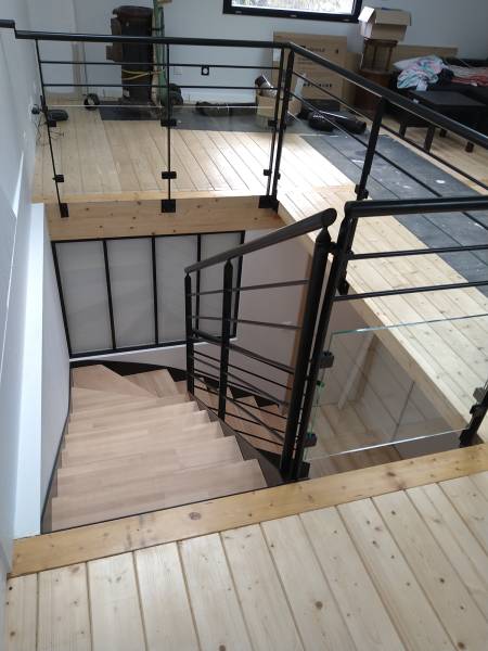 Conception d'un escalier en acier et bois avec garde corps en verre à Oullins près de Lyon