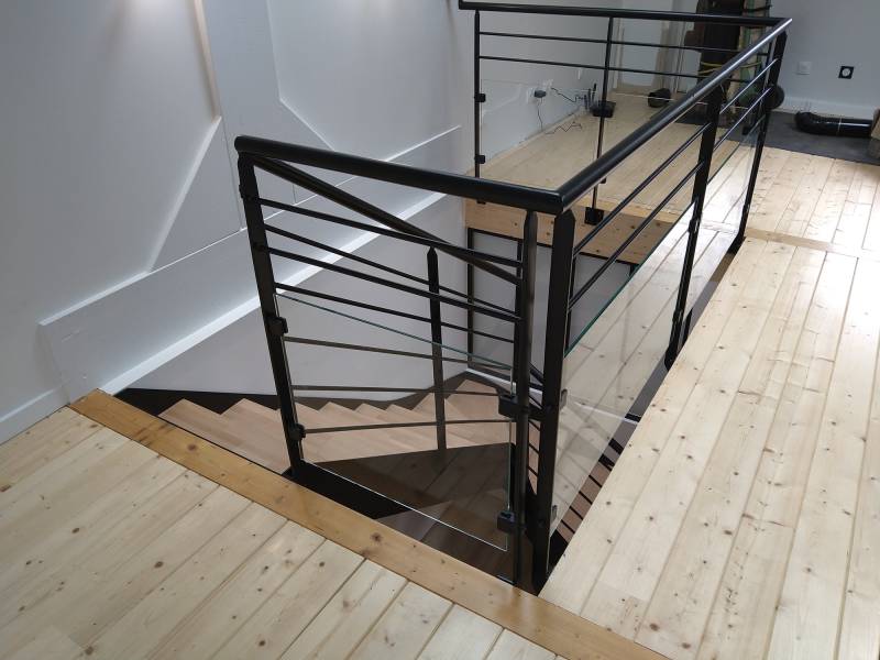 Conception d'un escalier en acier et bois avec garde corps en verre à Oullins près de Lyon