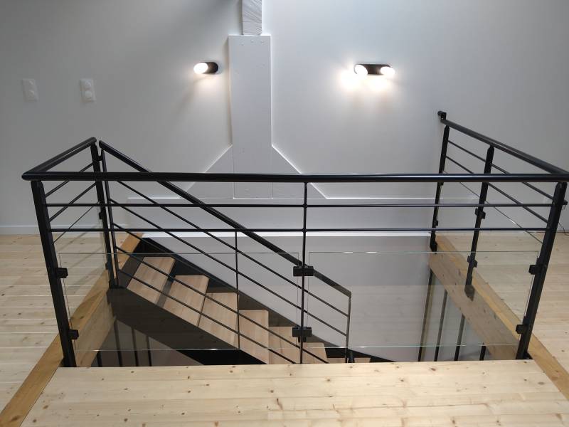 Conception d'un escalier en acier et bois avec garde corps en verre à Oullins près de Lyon