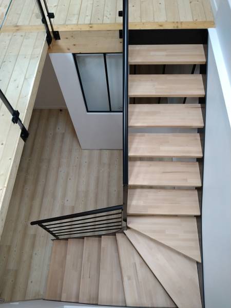 Conception d'un escalier en acier et bois avec garde corps en verre à Oullins près de Lyon