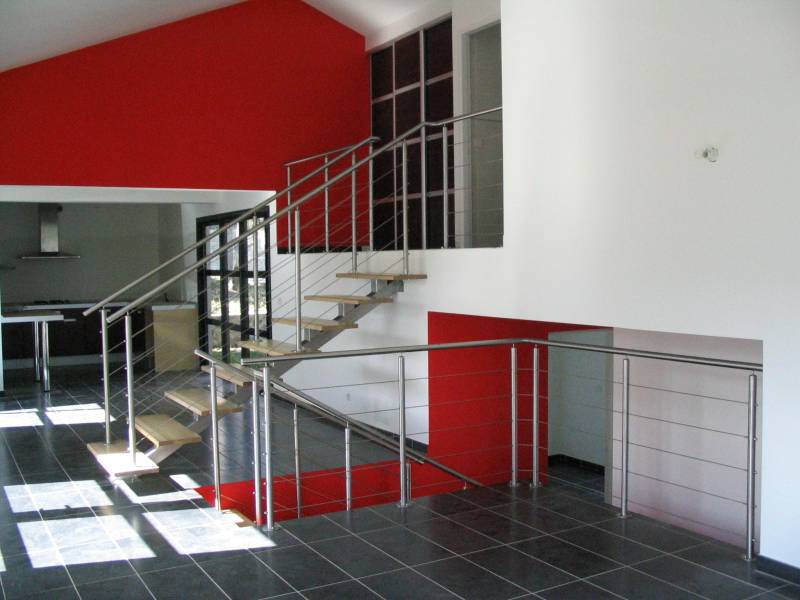 Petit escalier en bois et inox pour cuisine dans une maison à Vienne