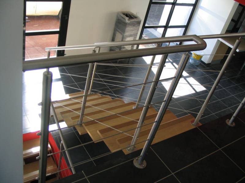 Petit escalier en bois et inox pour cuisine dans une maison en Isère
