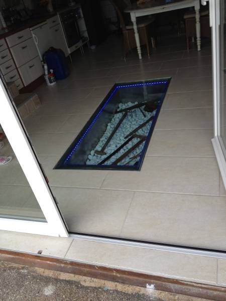 Création et pose de décoration en acier avec verre et éclairage LED encastrée dans le sol à Brignais