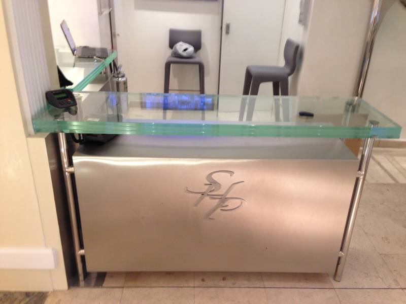 Création d'une banque d'accueil en verre et acier dans un magasin à Tassin la Demi Lune dans l'Ouest lyonnais