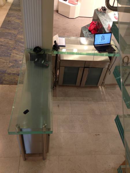 Création d'une banque d'accueil en verre et acier dans un magasin à Tassin la Demi Lune dans l'Ouest lyonnais