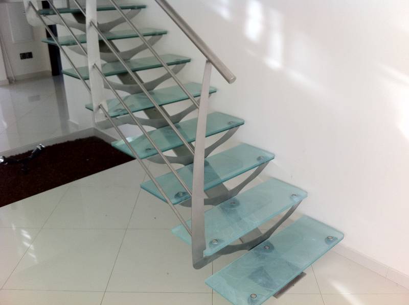 Escalier marches en verre à Brignais