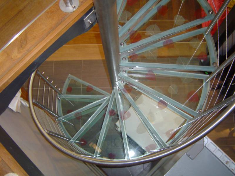 Escalier colimaçon marches en verre à motifs Lyon