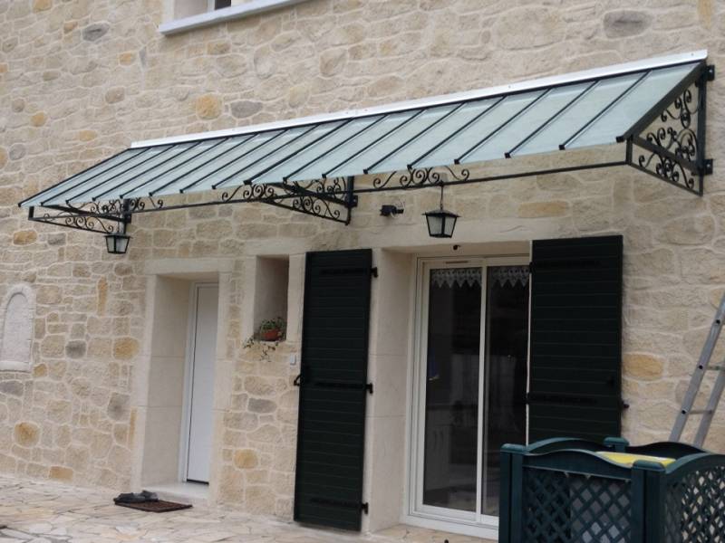 Création d’une marquise en métal et verre sur mesure pour restaurant à Givors