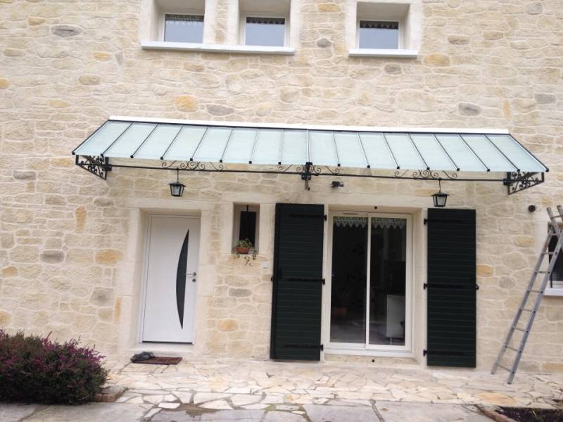 Création d’une marquise en métal et verre sur mesure pour restaurant à Givors