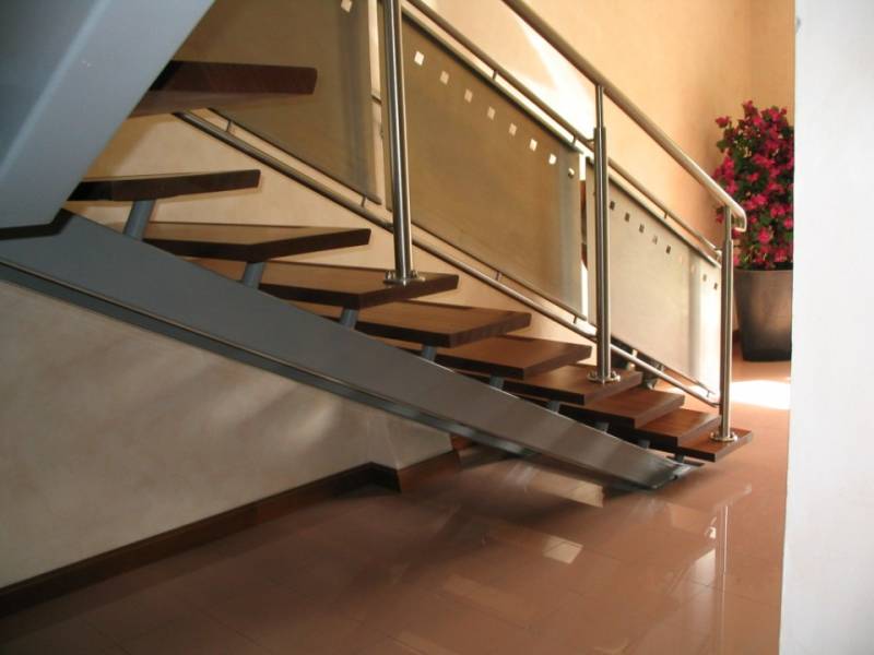 escalier personnalisé avec découpe des garde corps, rampe en acier et bois