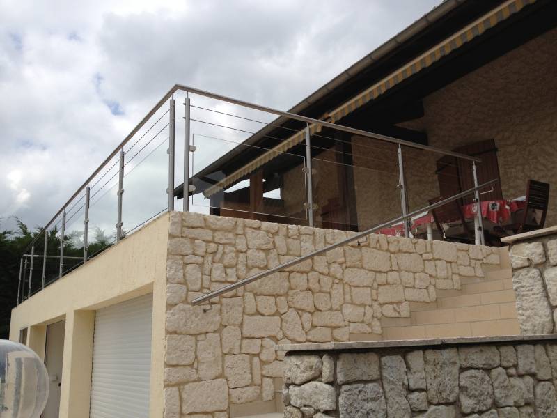 Cherche garde-corps sur-mesure en acier et verre pour balcons et terrasses à Grigny, proche de Lyon