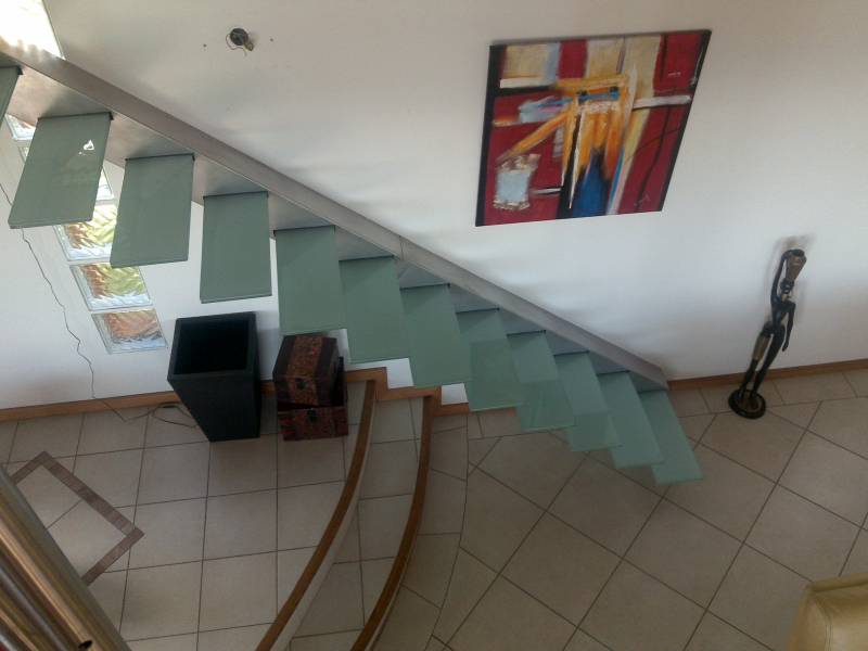 Escalier sans rampe avec marches en verre Lyon
