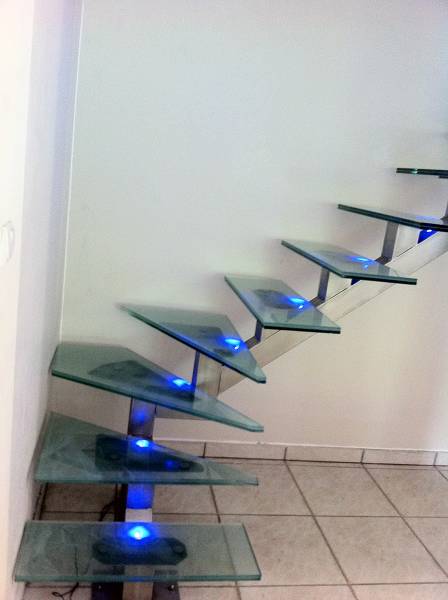 Escalier avec marches en verre led bleu Lyon
