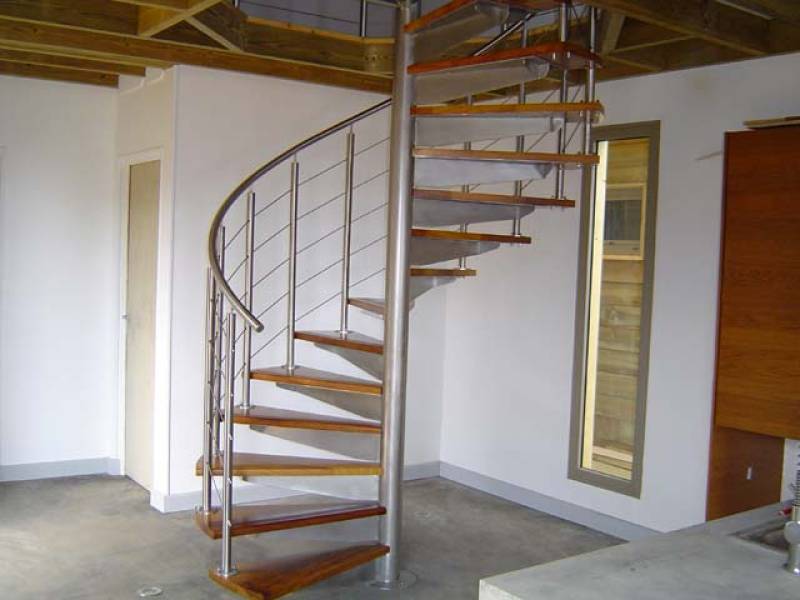 Escalier tournant en bois et inox Chaponost