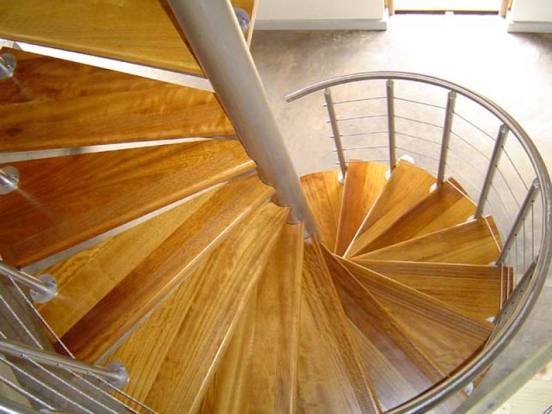 Marches en bois escalier tournant proche de Lyon