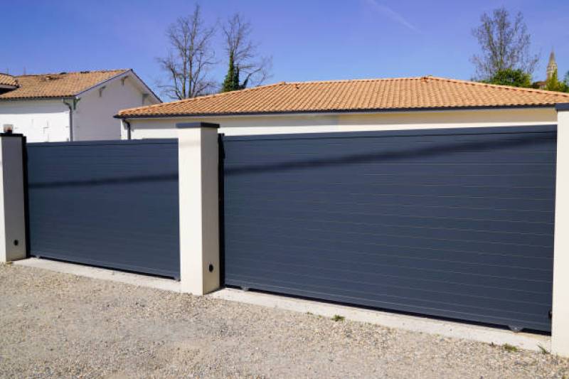 Spécialiste du portail coulissant sur-mesure plein avec des larges lames en aluminium à Chaponost 69 Ouest Lyonnais